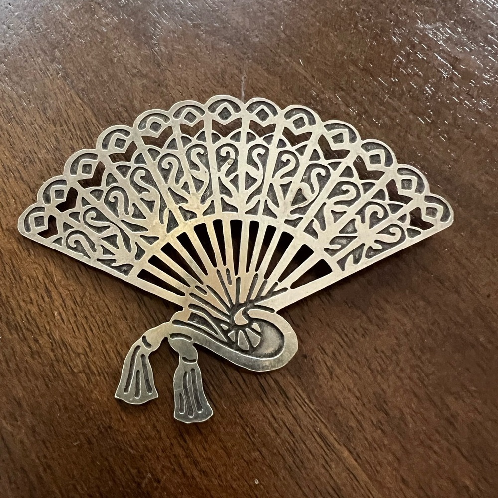Silver toned Fan Brooch/Pin